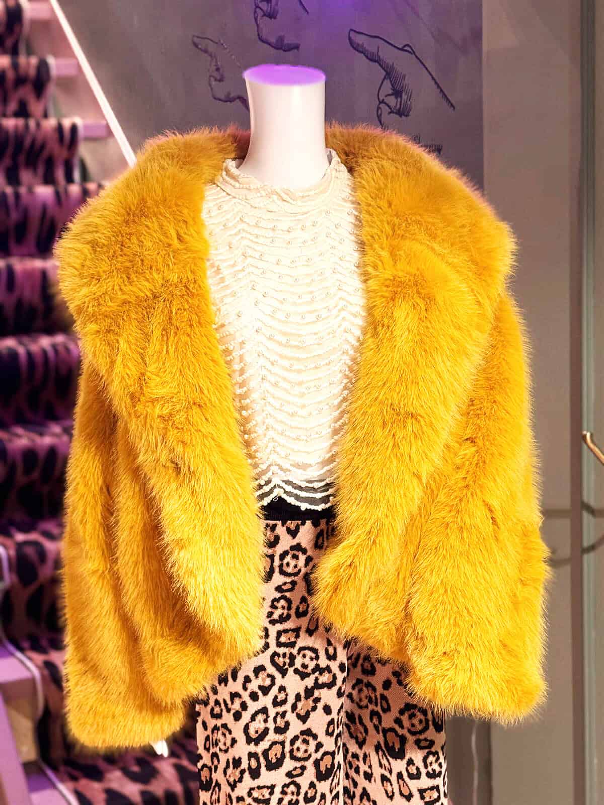 perlebluse stylet med gul jakke