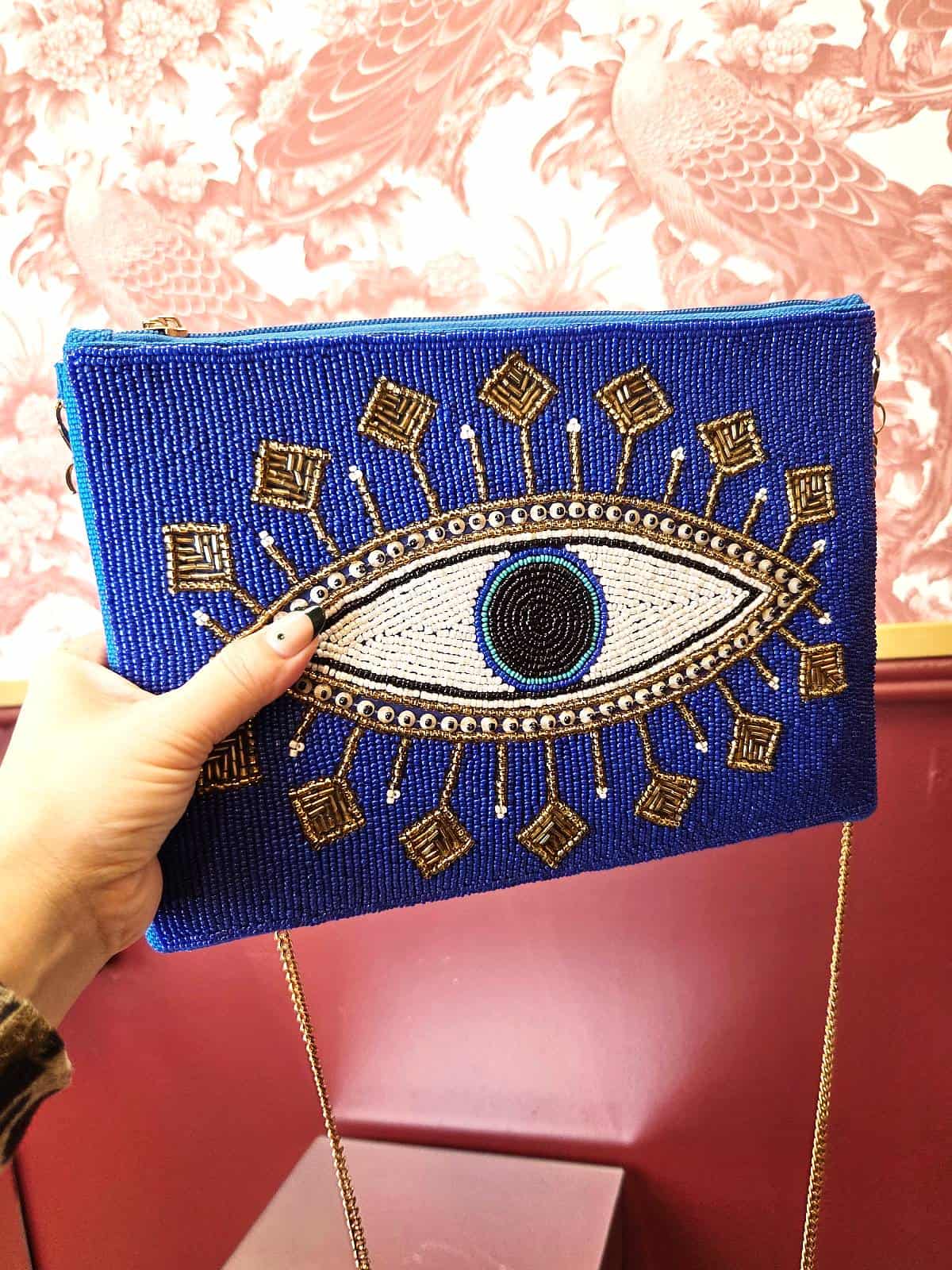 perleclutch eye blå i hånd