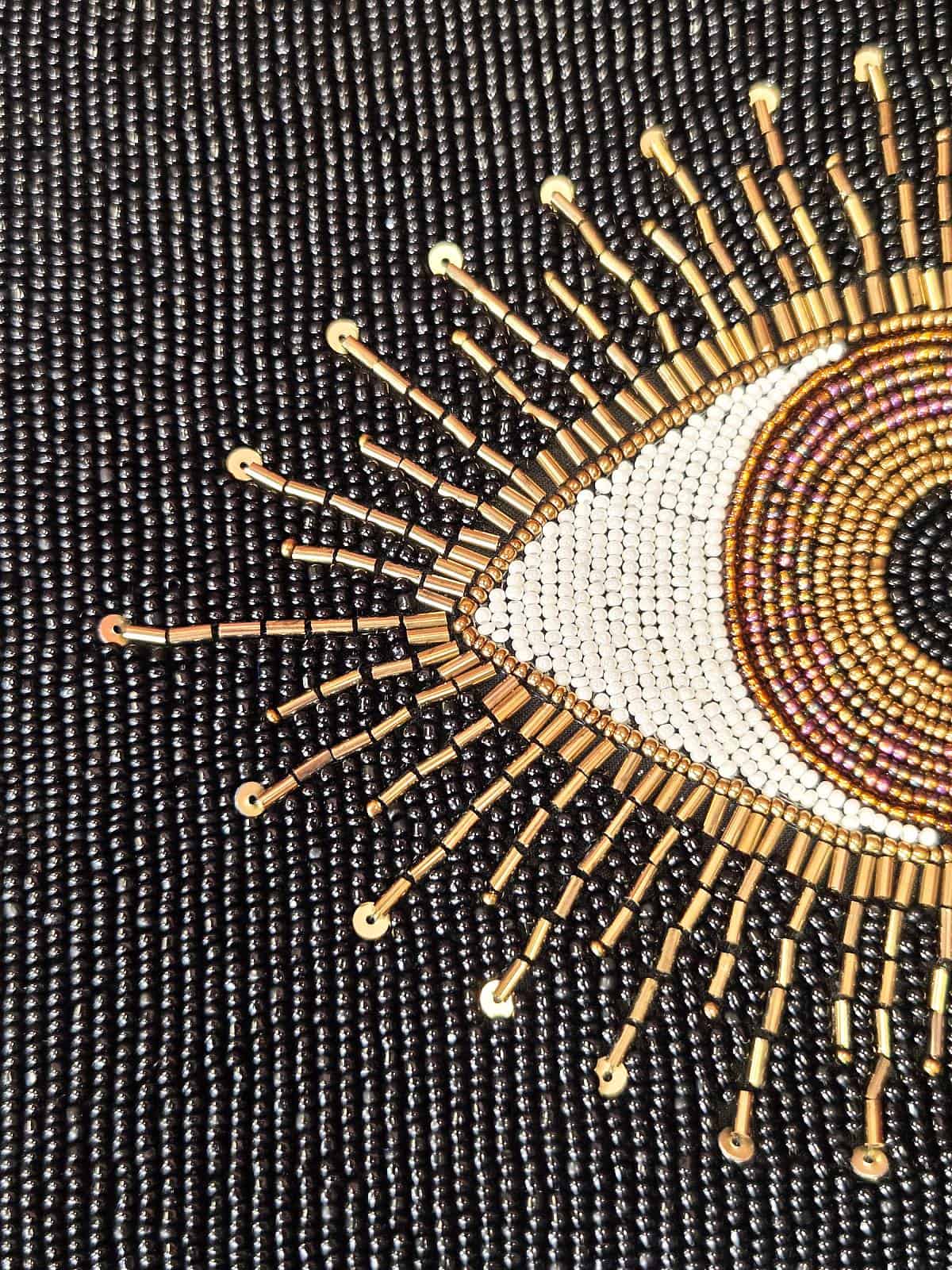 perleclutch eye sort og guld detaljer