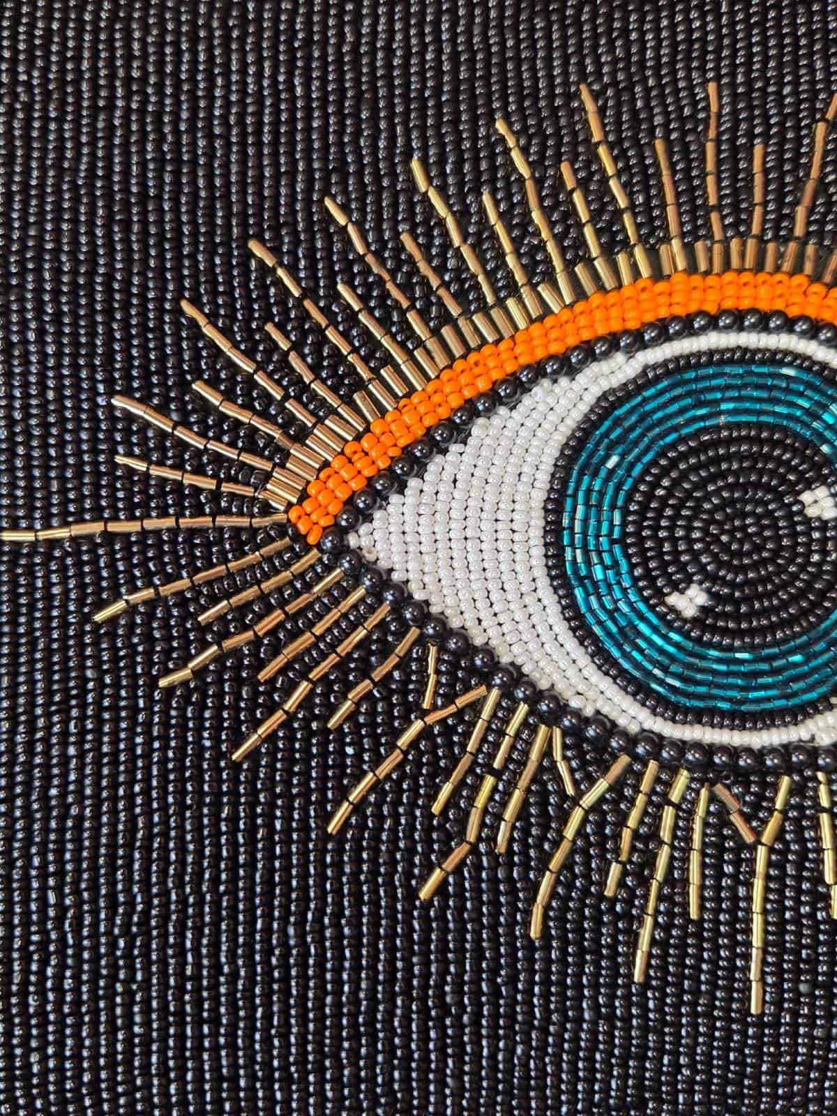 perleclutch eye sort og orange detaljer