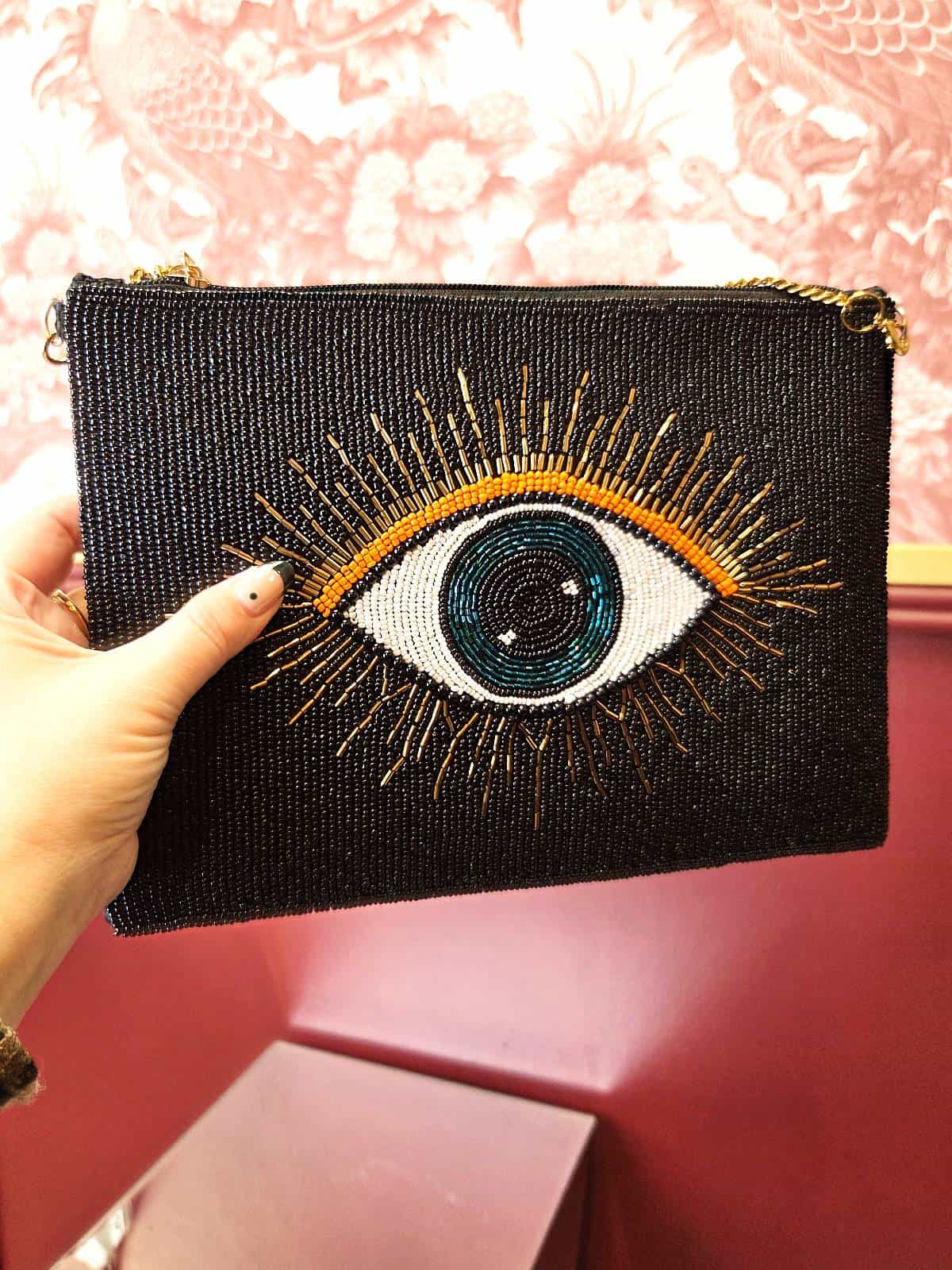 perleclutch eye sort og orange i hånd