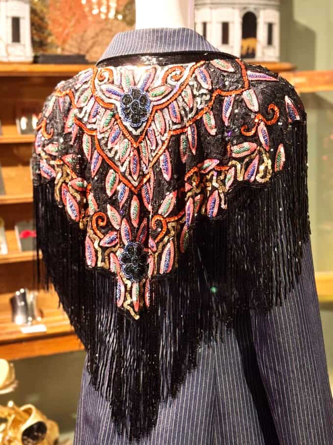 Perlekappe i rosa og multicolore nuancer med detaljeret broderi og frynser, perfekt til festlige anl.