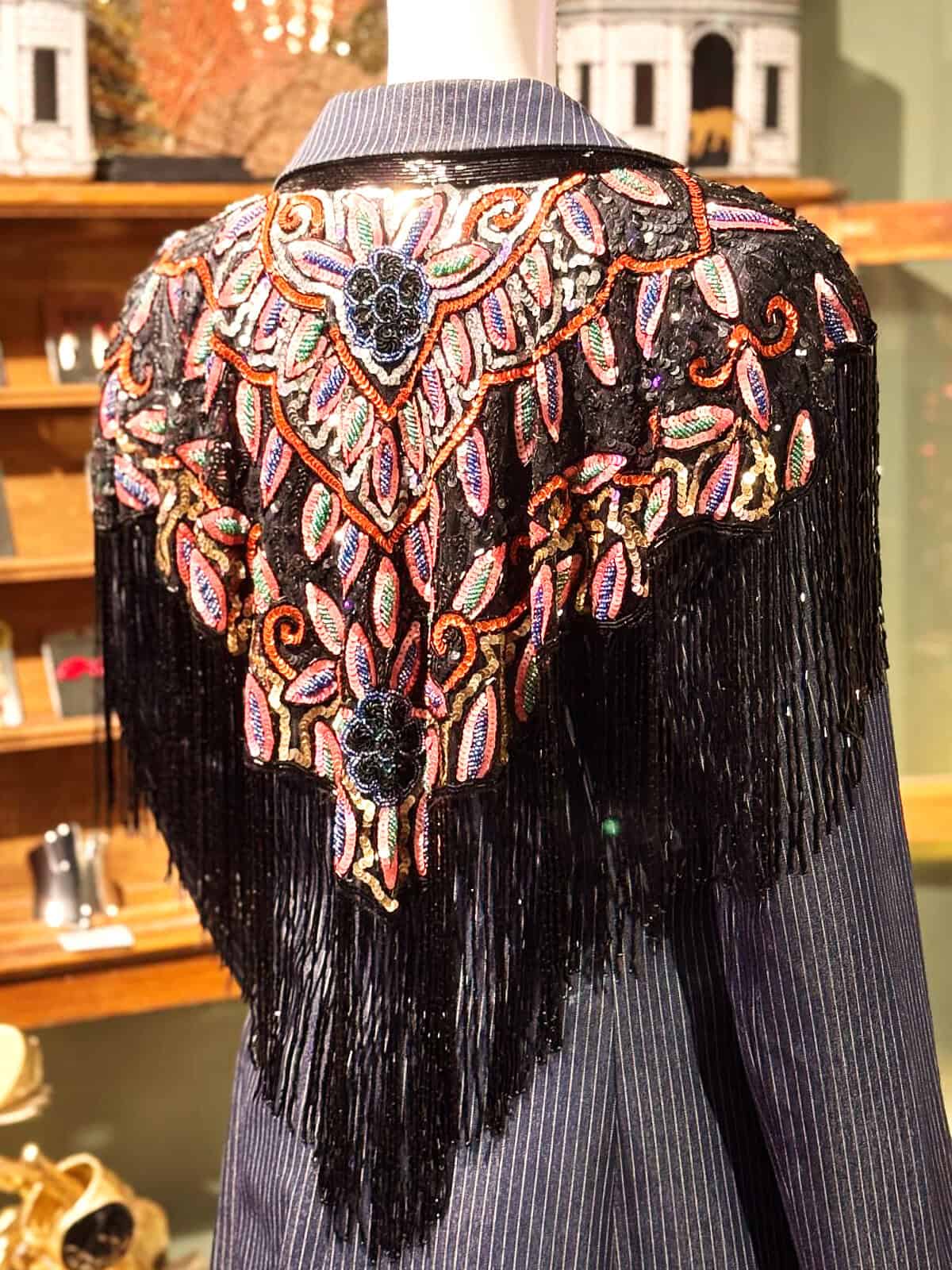 Perlekappe i rosa og multicolore nuancer med detaljeret broderi og frynser, perfekt til festlige anl.