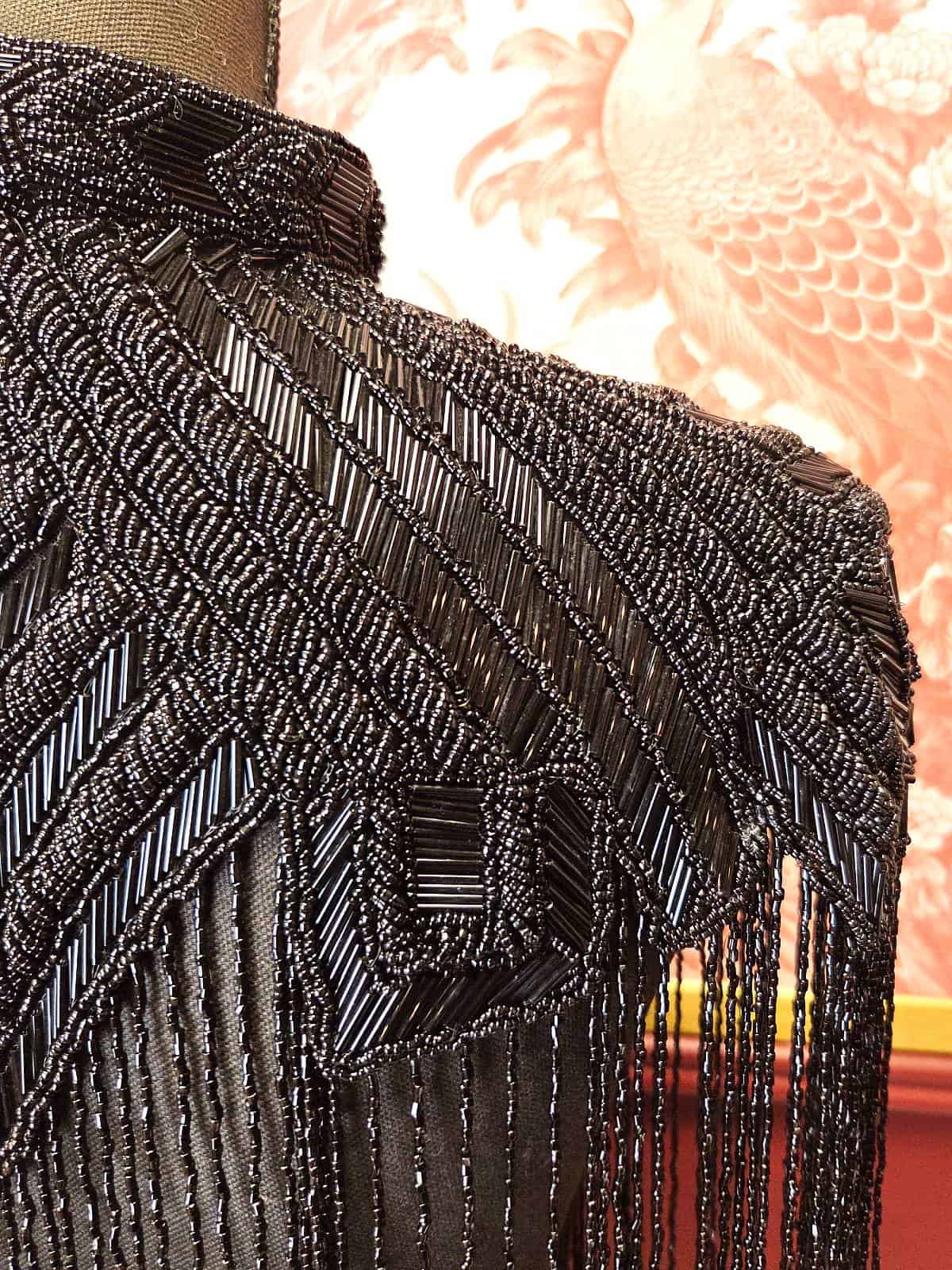 perlekappe sort zigzag detaljer