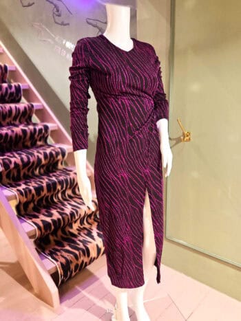 Glimmerstribet kjole med cut-out detalje i lilla, perfekt til festlige lejligheder.