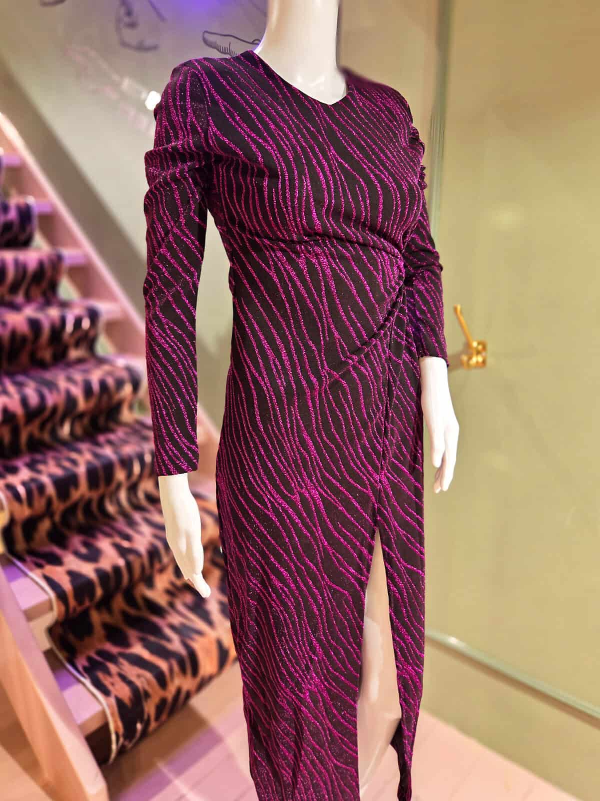 stribet kjole lilla og sort close