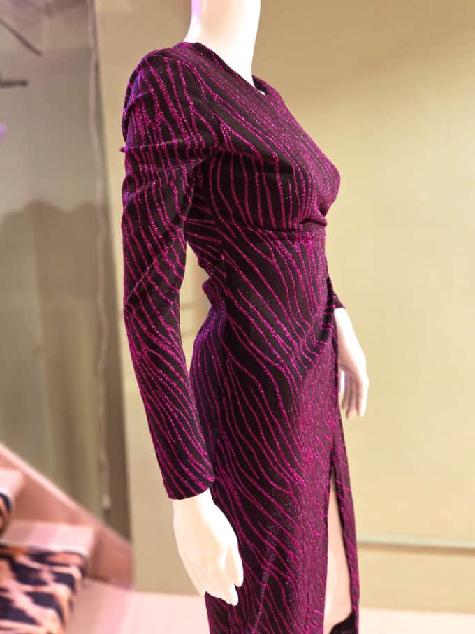Elegant kjole med glimmerstriber og cut-out detaljer i lilla. Perfekt til festlige lejligheder og sp.