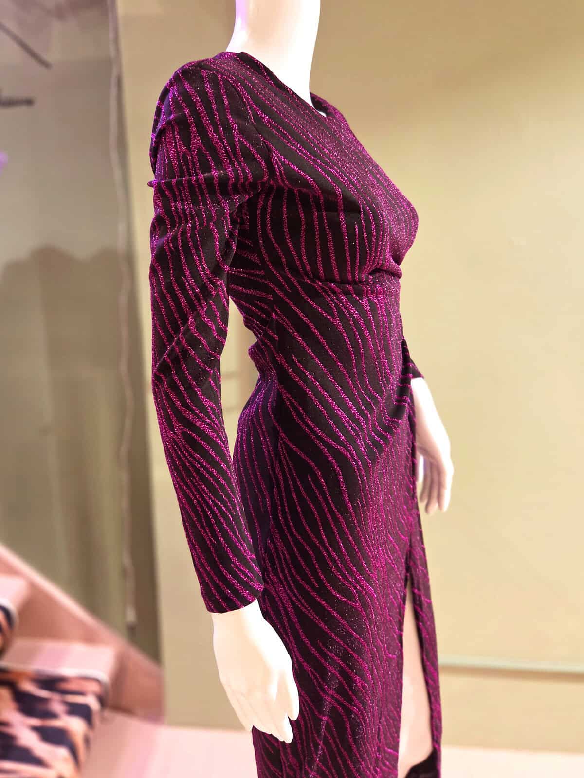 stribet kjole lilla og sort - fra siden