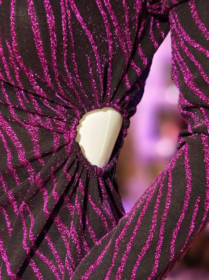 Glimmerstribet kjole med cut-out detalje i lilla til festlige anledninger.