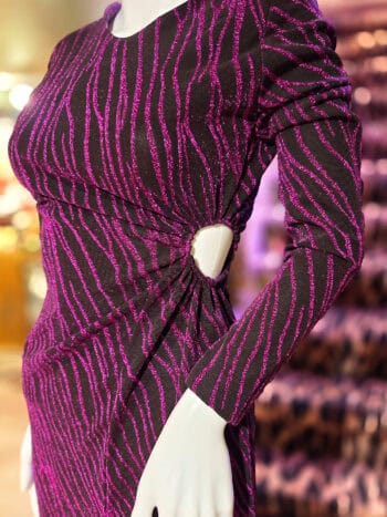 Glimmerstribet kjole med cut-out detalje i lilla, perfekt til festlige lejligheder.