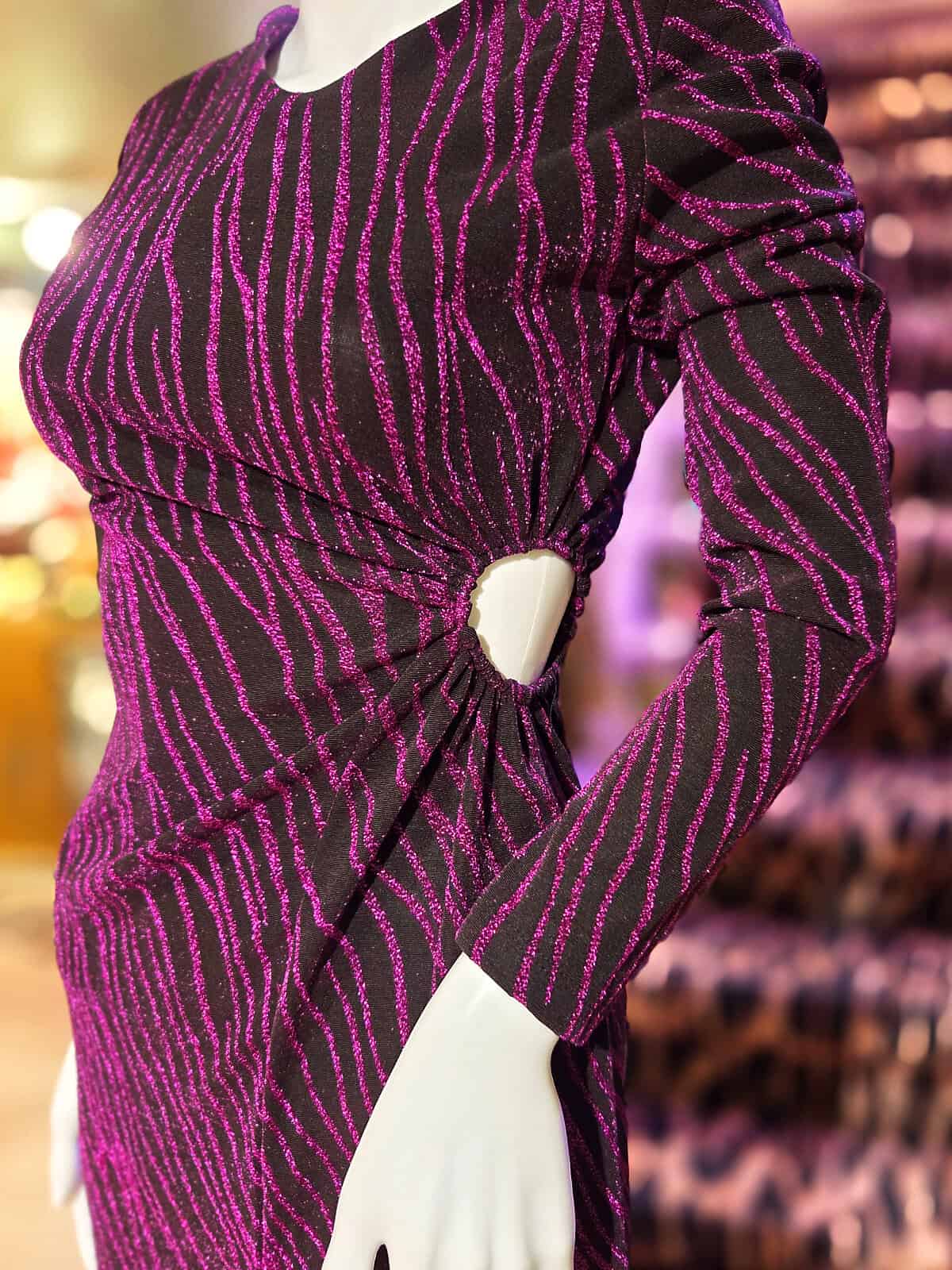 stribet kjole lilla og sort hul detaljer