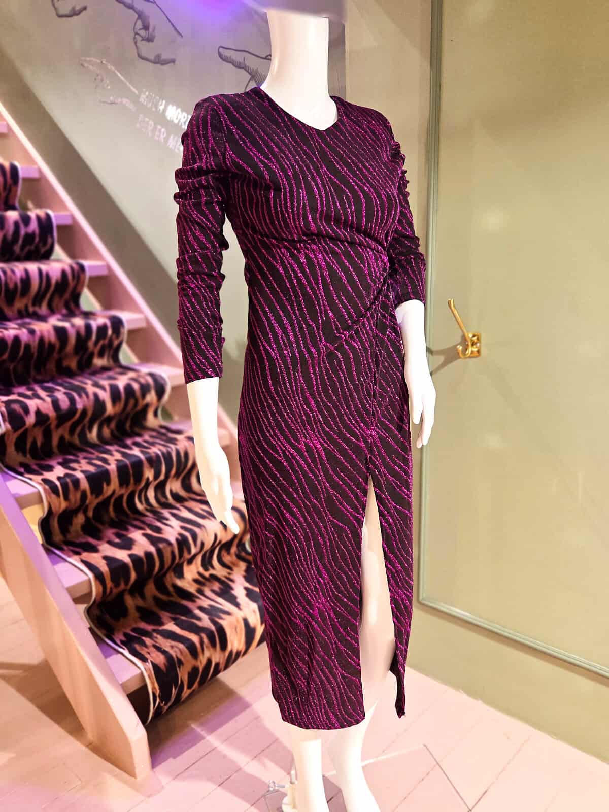 stribet kjole lilla og sort