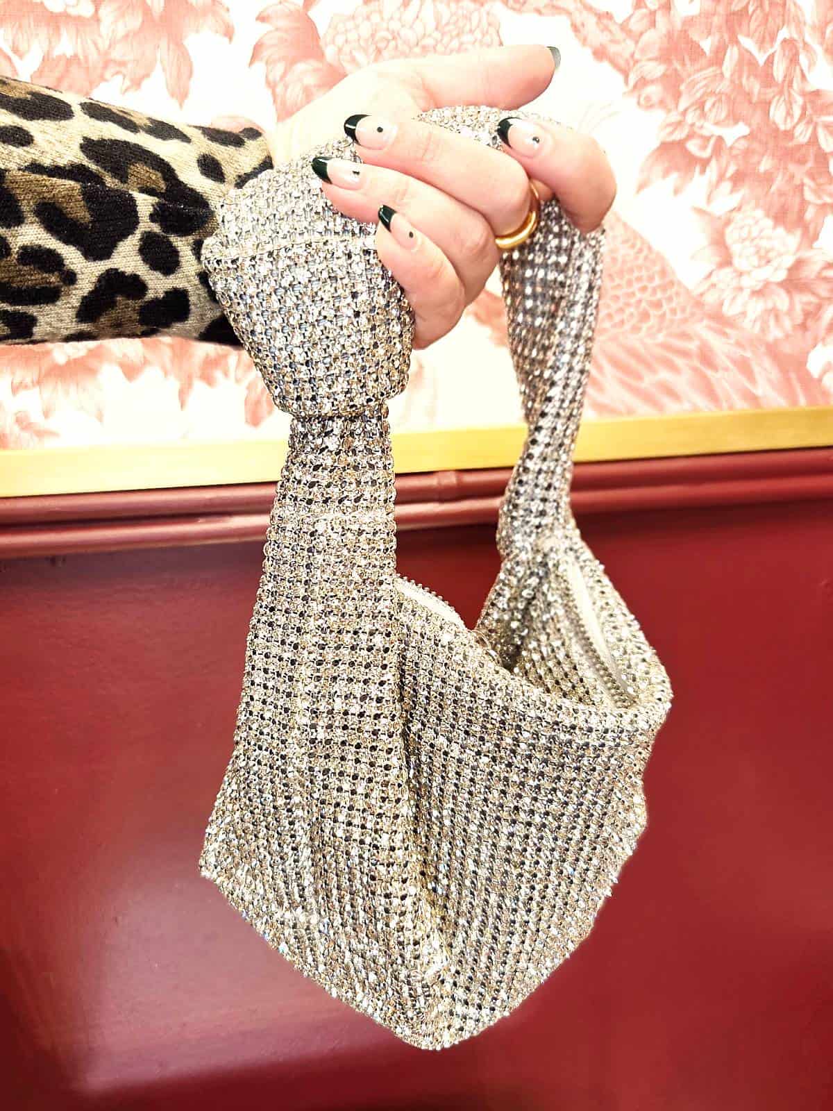 taske med knude simili i hånd