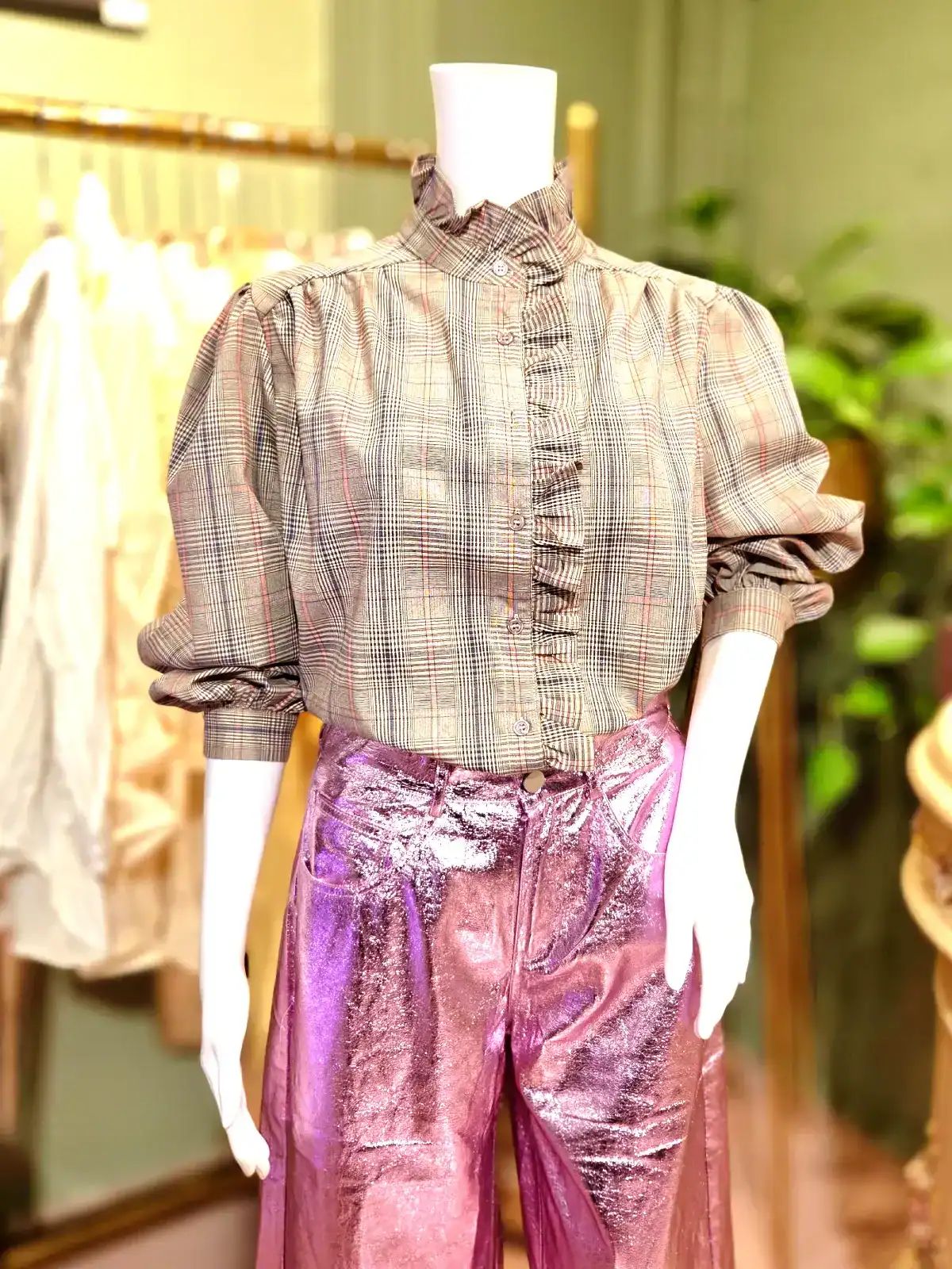 ternet skjorte stylet med pink bukser