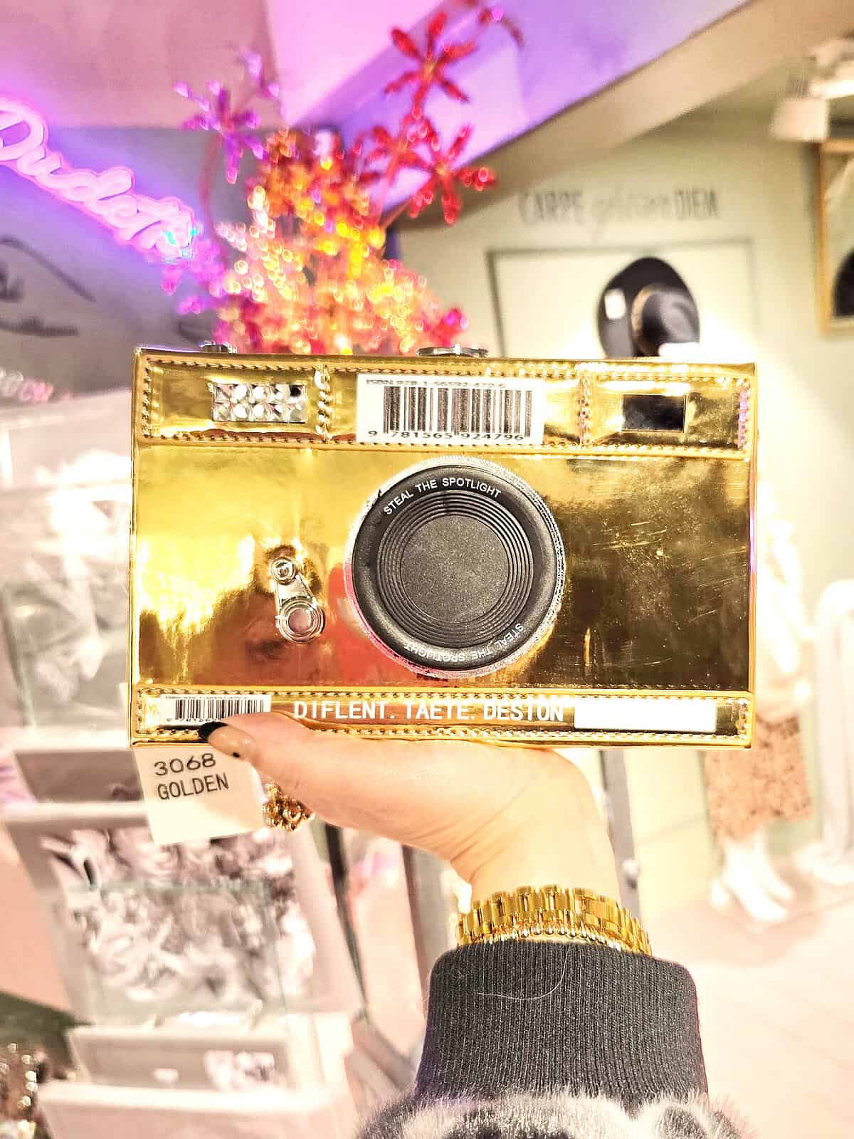 kamera clutch guld - i hånd