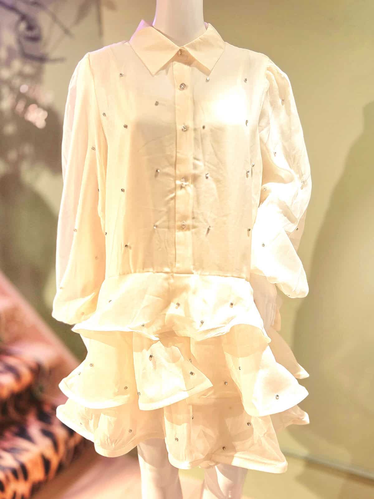 Hvid kjole med similiperler, perfekt til forår og sommer. Elegant design med fine detaljer og behage.