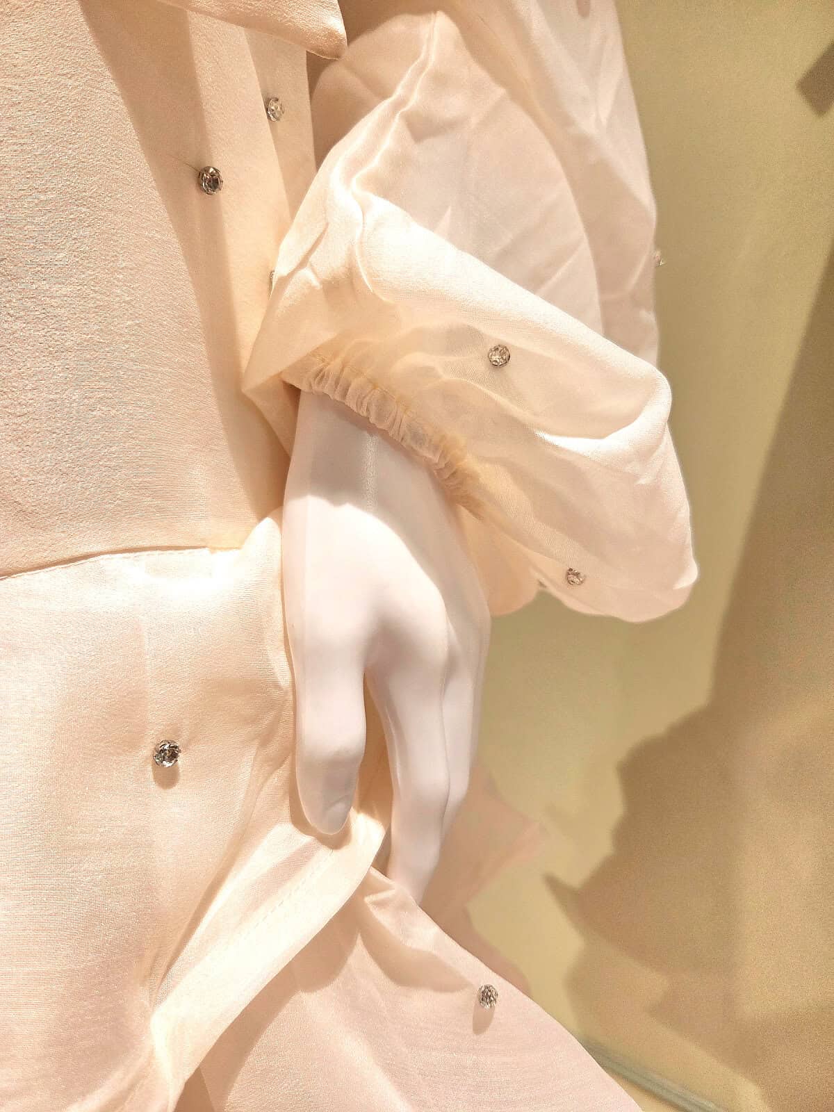 Hvid kjole med similiperler og elegant design, perfekt til festlige lejligheder.