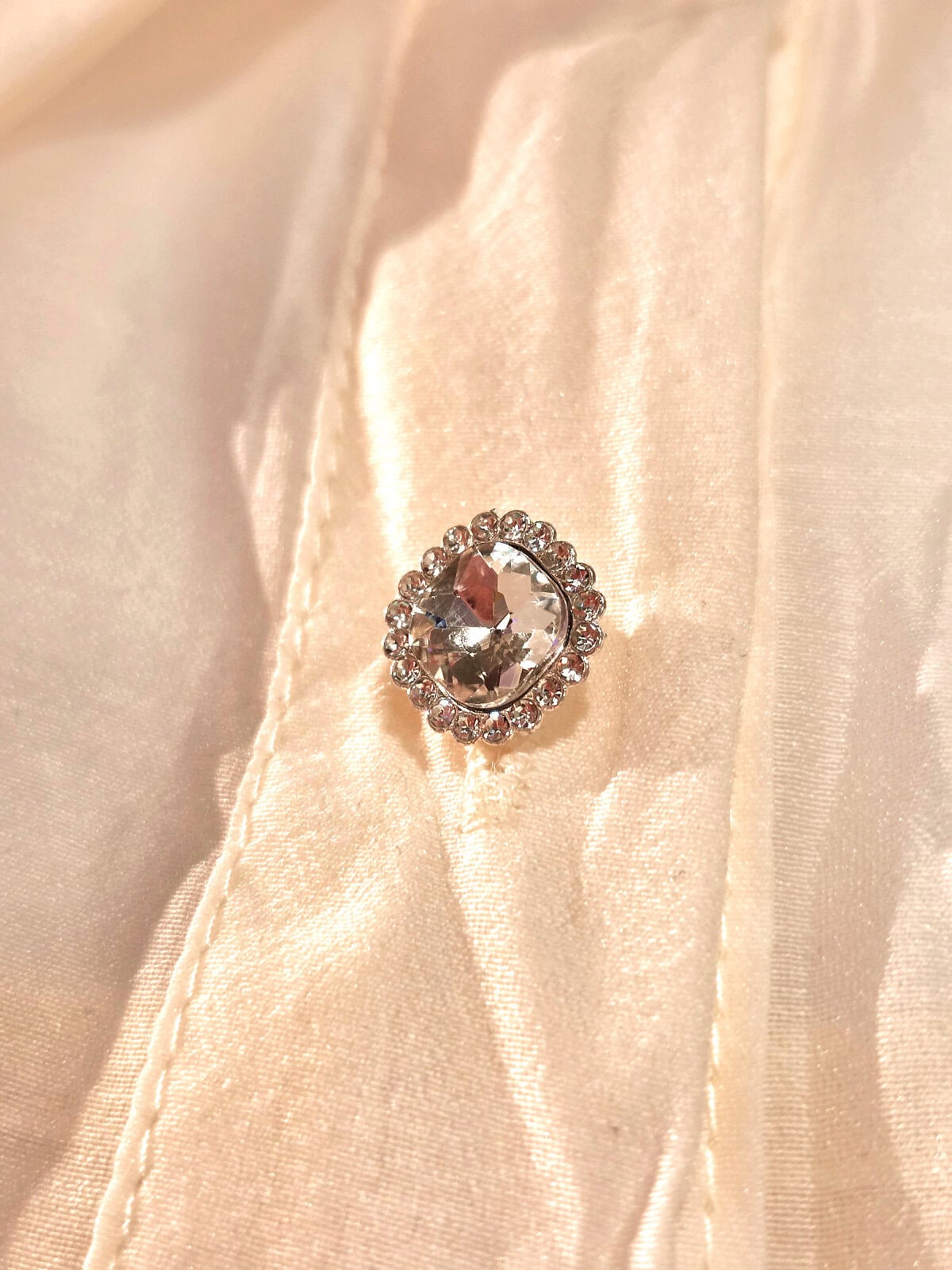 Hvid kjole med similiperler og elegant ring som detalje. Perfekt til festlige lejligheder og bryllup.