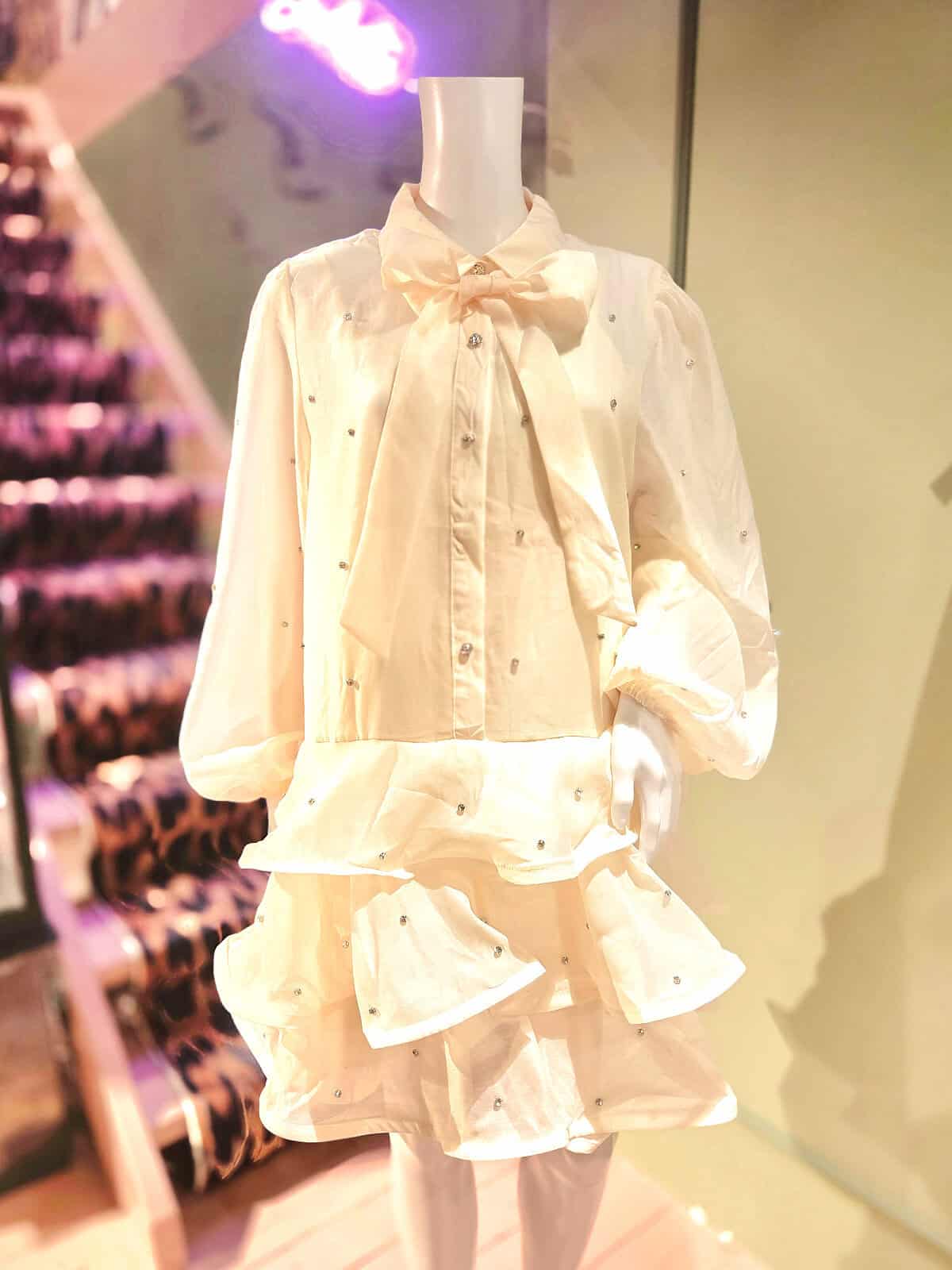 Hvid kjole med similiperler og elegant snit, perfekt til festlige lejligheder.