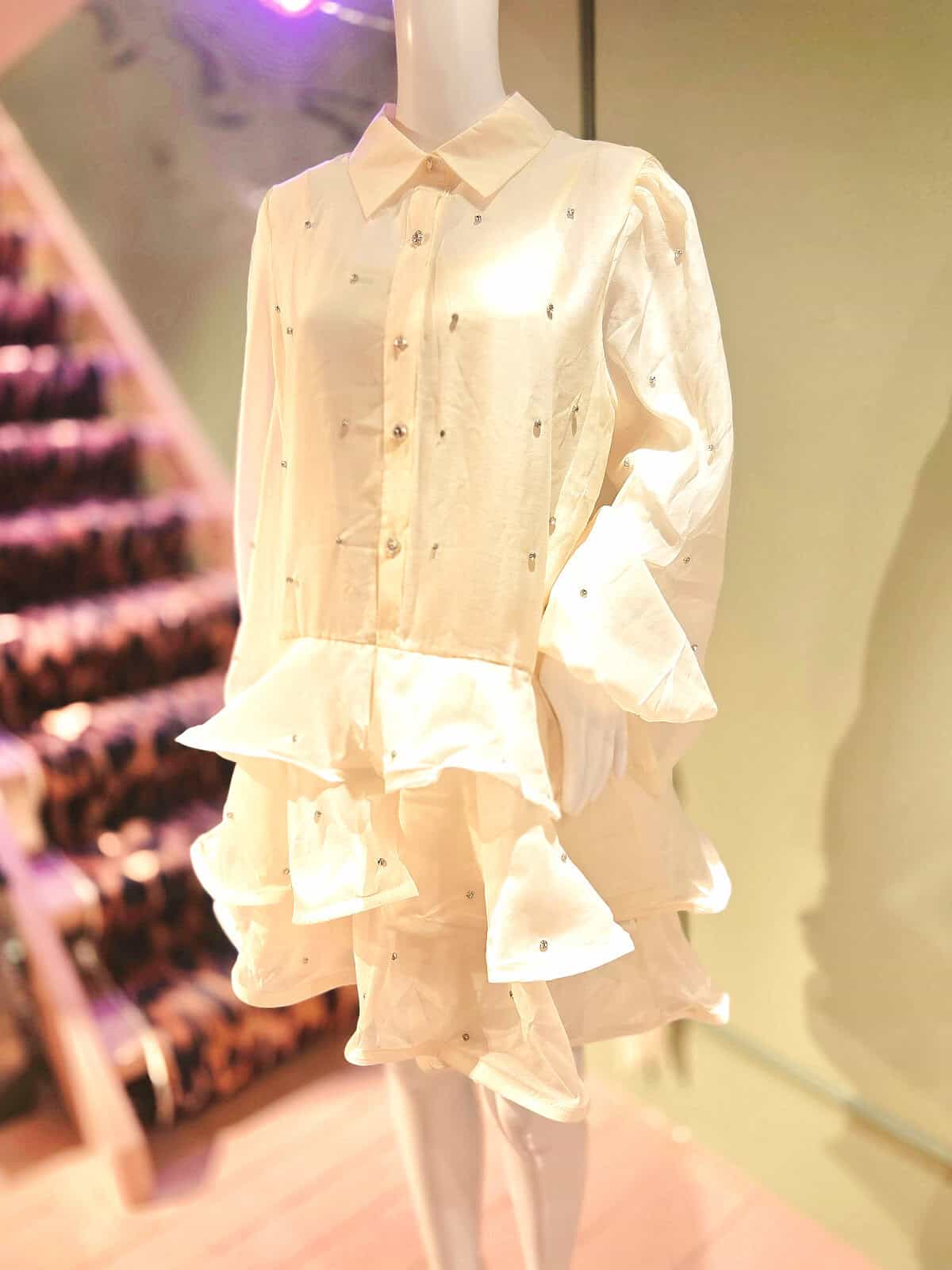 Hvid kjole med similiperler, elegant og feminin design til særlige lejligheder. Perfekt til fest ell.