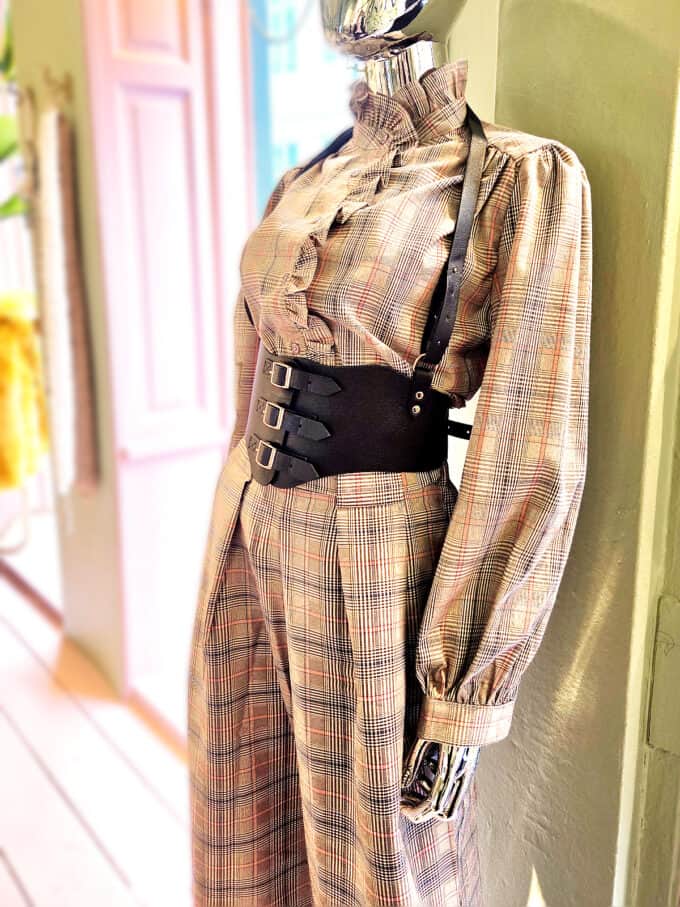 Læderbælte til kvinder, perfekt til at fremhæve taljen og tilføje stil til dit outfit. Fremstillet a.