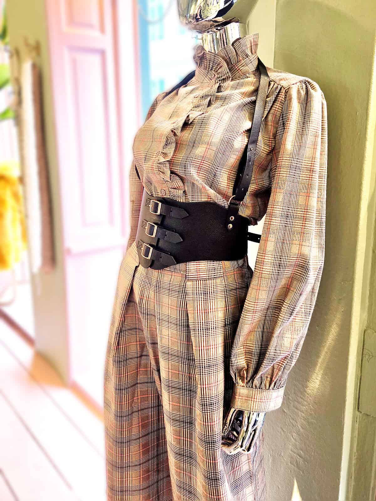 Læderbælte til kvinder, perfekt til at fremhæve taljen og tilføje stil til dit outfit. Fremstillet a.