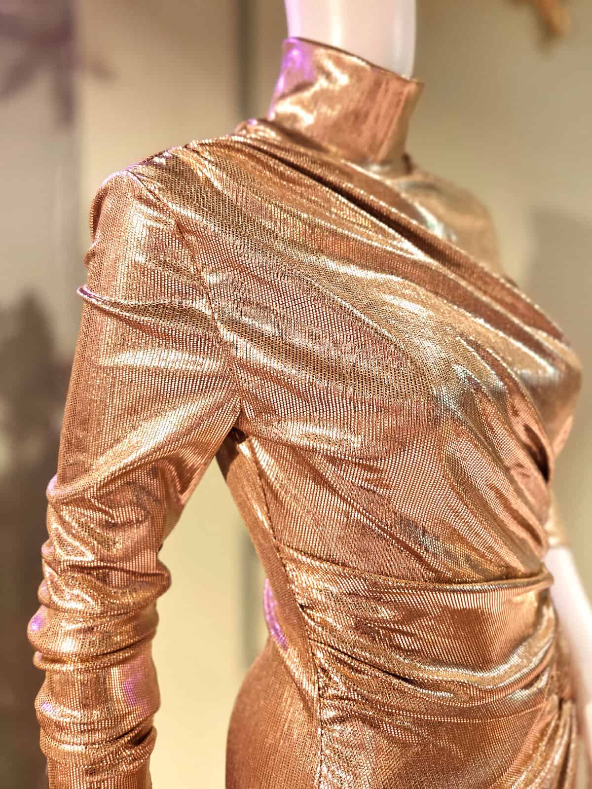 Metallic wrap kjole i guld med slids, perfekt til festlige lejligheder. Elegant og iøjnefaldende des.