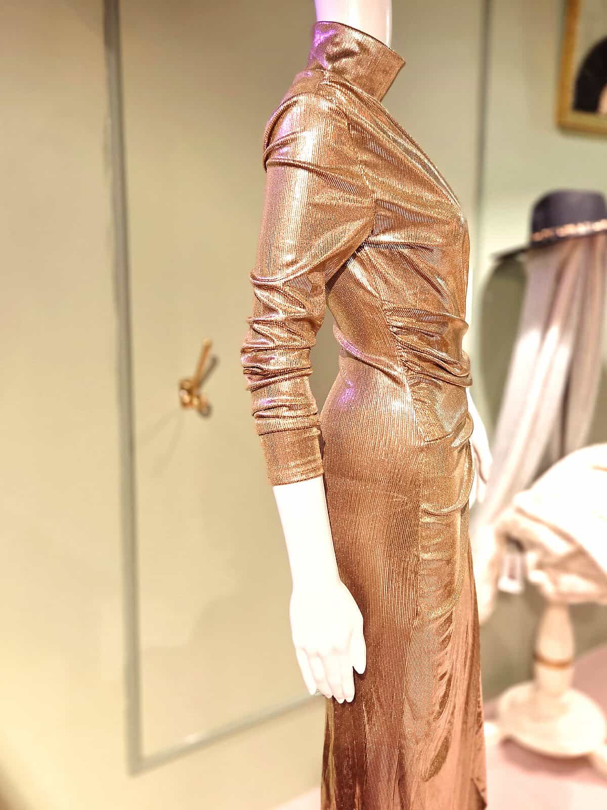 Metallic guld wrap kjole med slids, elegant og festlig design.