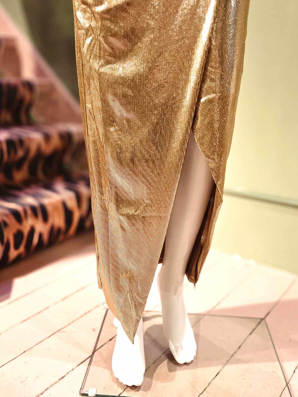 Metallic wrap kjole med slids i guld til fest og glamour.