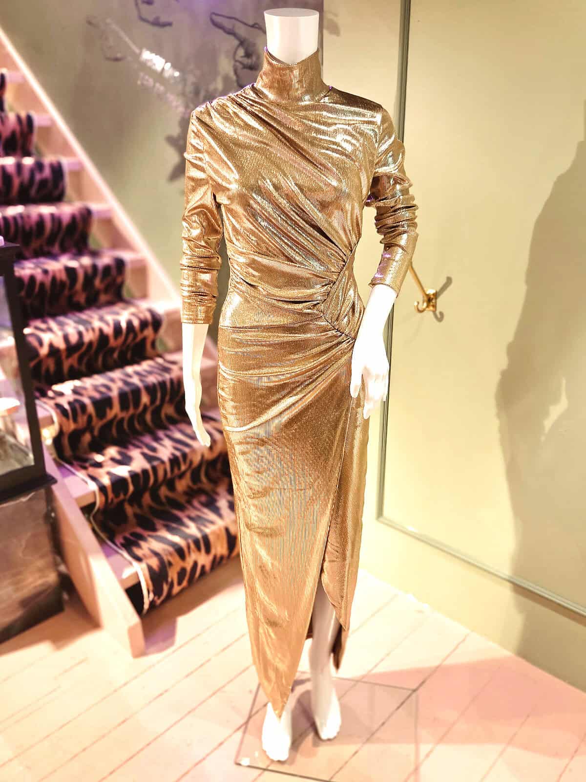 Metallic wrap kjole i guld med slids, perfekt til festlige lejligheder.