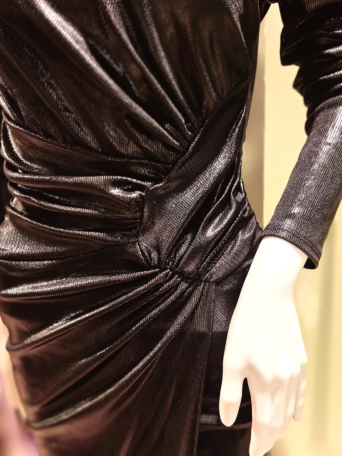 Sort metallic wrap kjole med slids, elegant og moderne design.