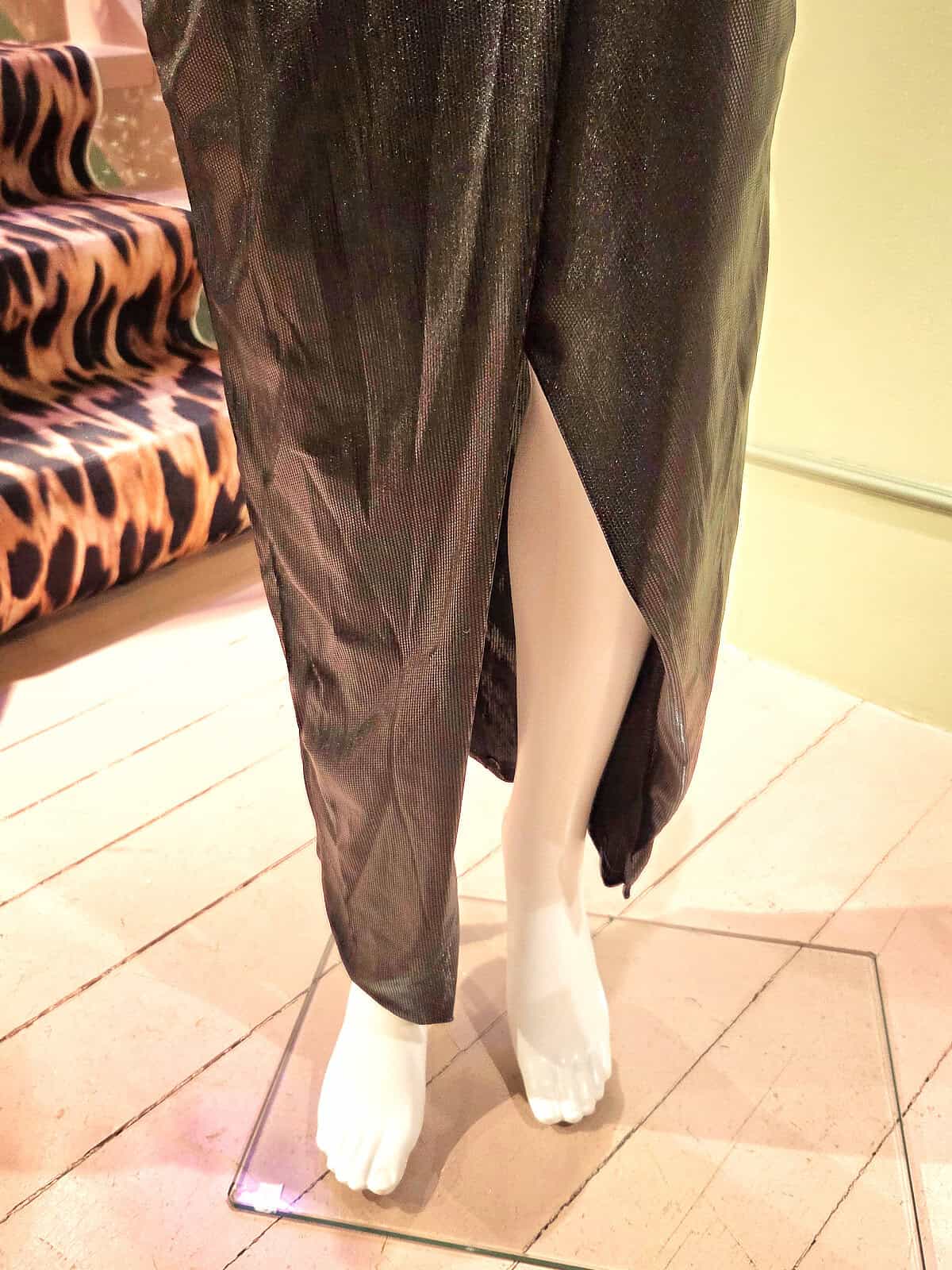 Sort metallic wrap kjole med slids, perfekt til festlige anledninger.