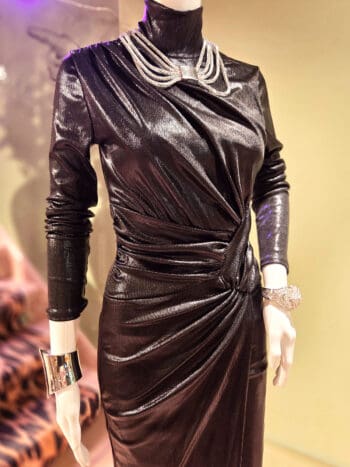 Metallic wrap kjole i sort med slids og elegant design.