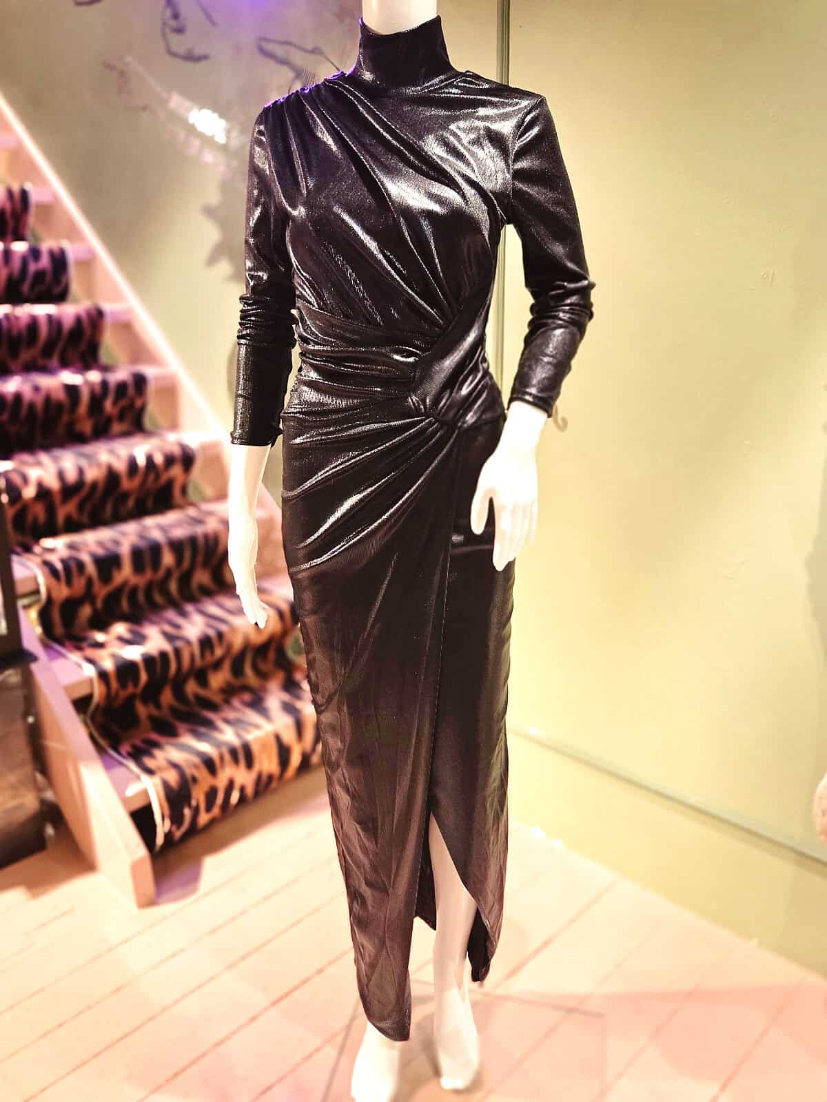 Metallic wrap kjole i sort med slids, perfekt til festlige lejligheder. Elegant og moderne design me.