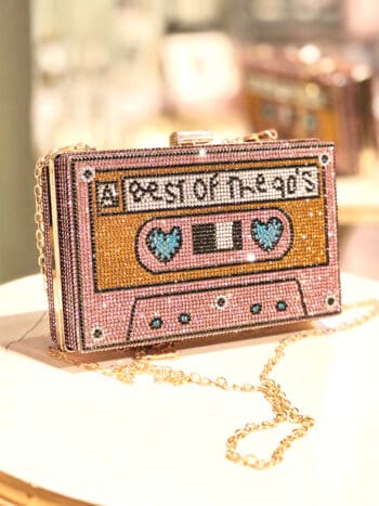 Smuk håndbesat cassette clutch med 90'er inspireret design og glitrende detaljer.