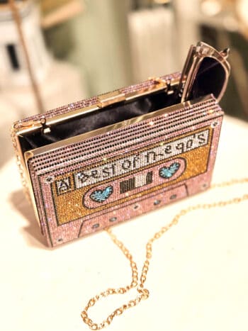 Retro cassette clutch med glitrende detaljer og kæde.