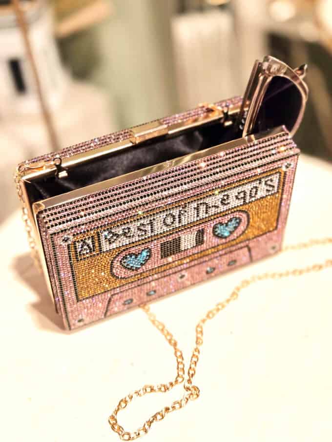 Retro cassette clutch med glitrende detaljer og kæde.