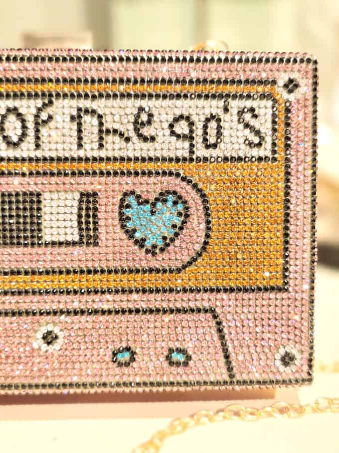 Rhinestone-bælte clutch med "I ♥" design, perfekt til 90'er-temaer.