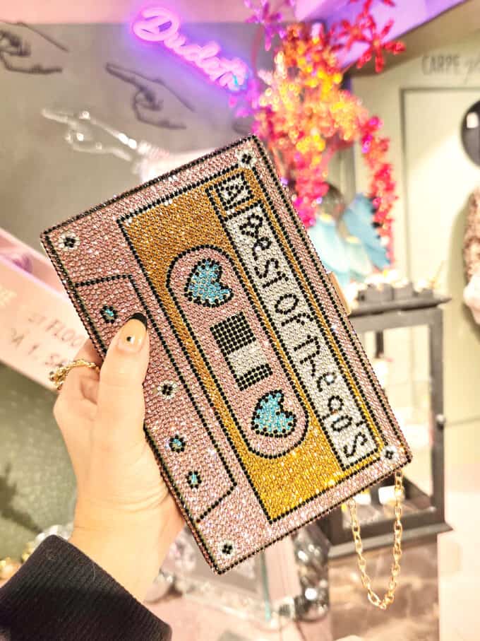 Retro Cassette Clutch i 90'er design med glitrende detaljer. Perfekt til fest og tilbehør med nostal.