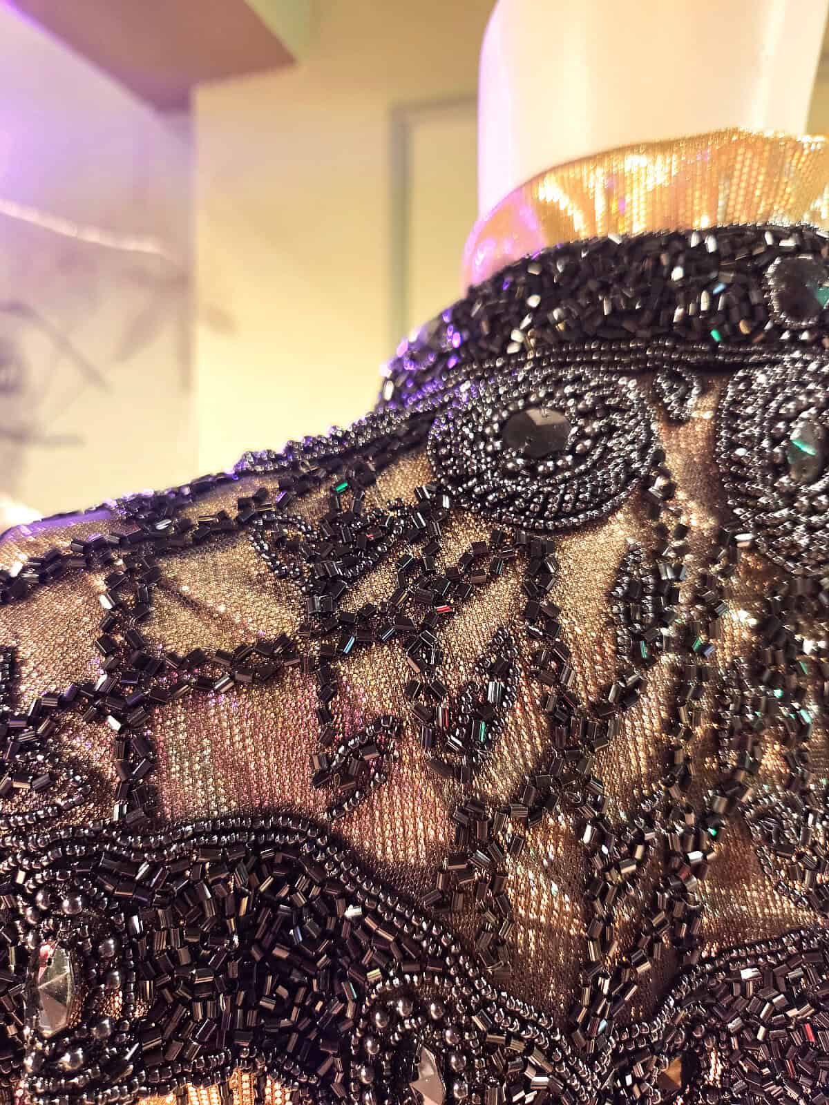 Perlekappe i sort med elegante perler og detaljer, perfekt til festlige anledninger.