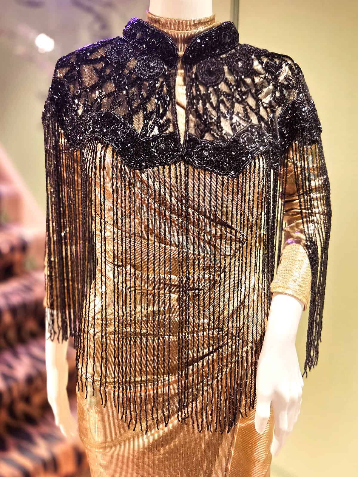 Perlekappe i sort med frynser og blonder, perfekt til festlige anledninger.