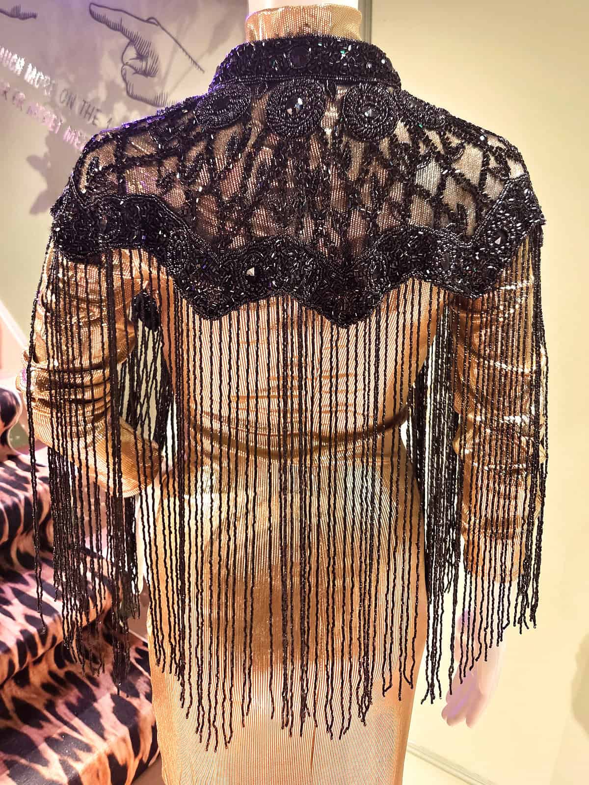 Perlekappe i sort med elegante detaljer og frynser, perfekt til festlige anledninger.