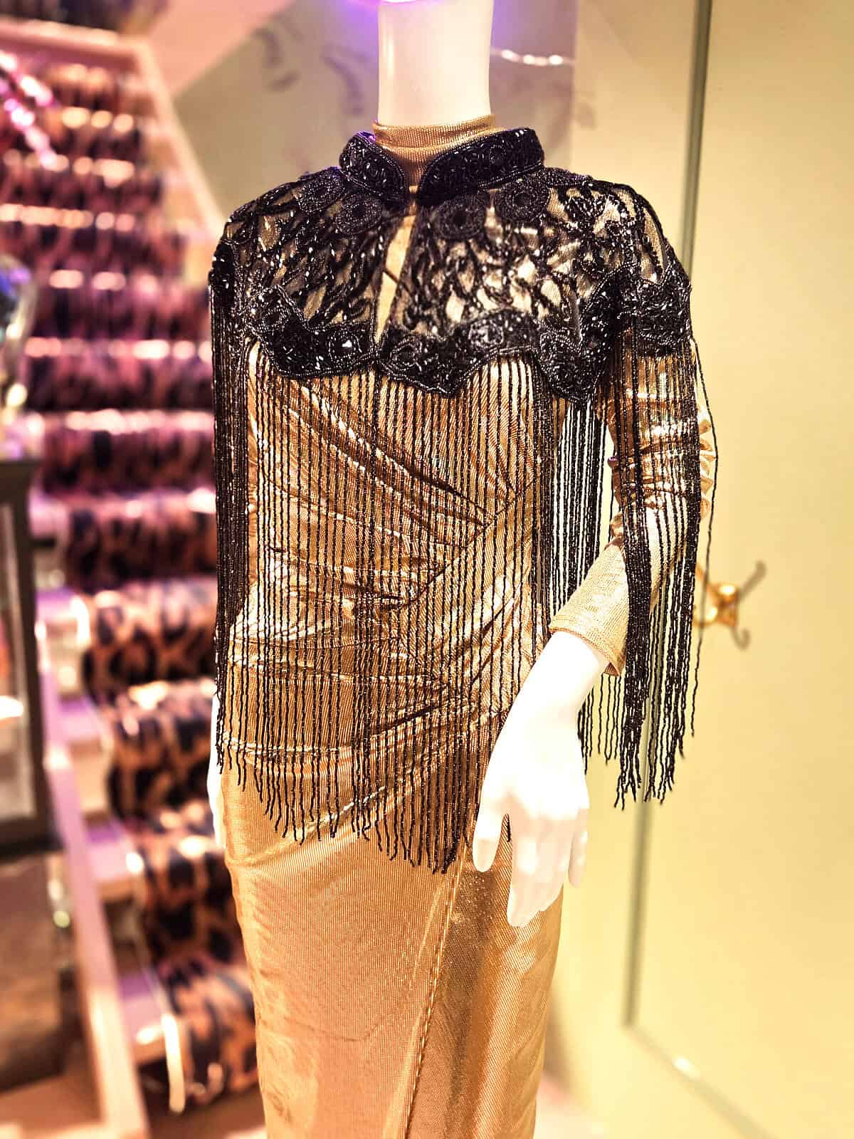 Perlekappe i sort med fine detaljer, perfekt til festlige anledninger.