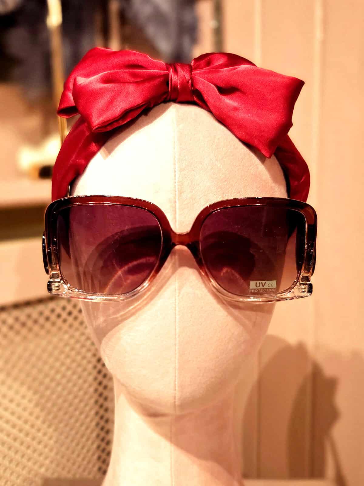 Solbriller med stor ramme og UV-beskyttelse, perfekt til sommeren.