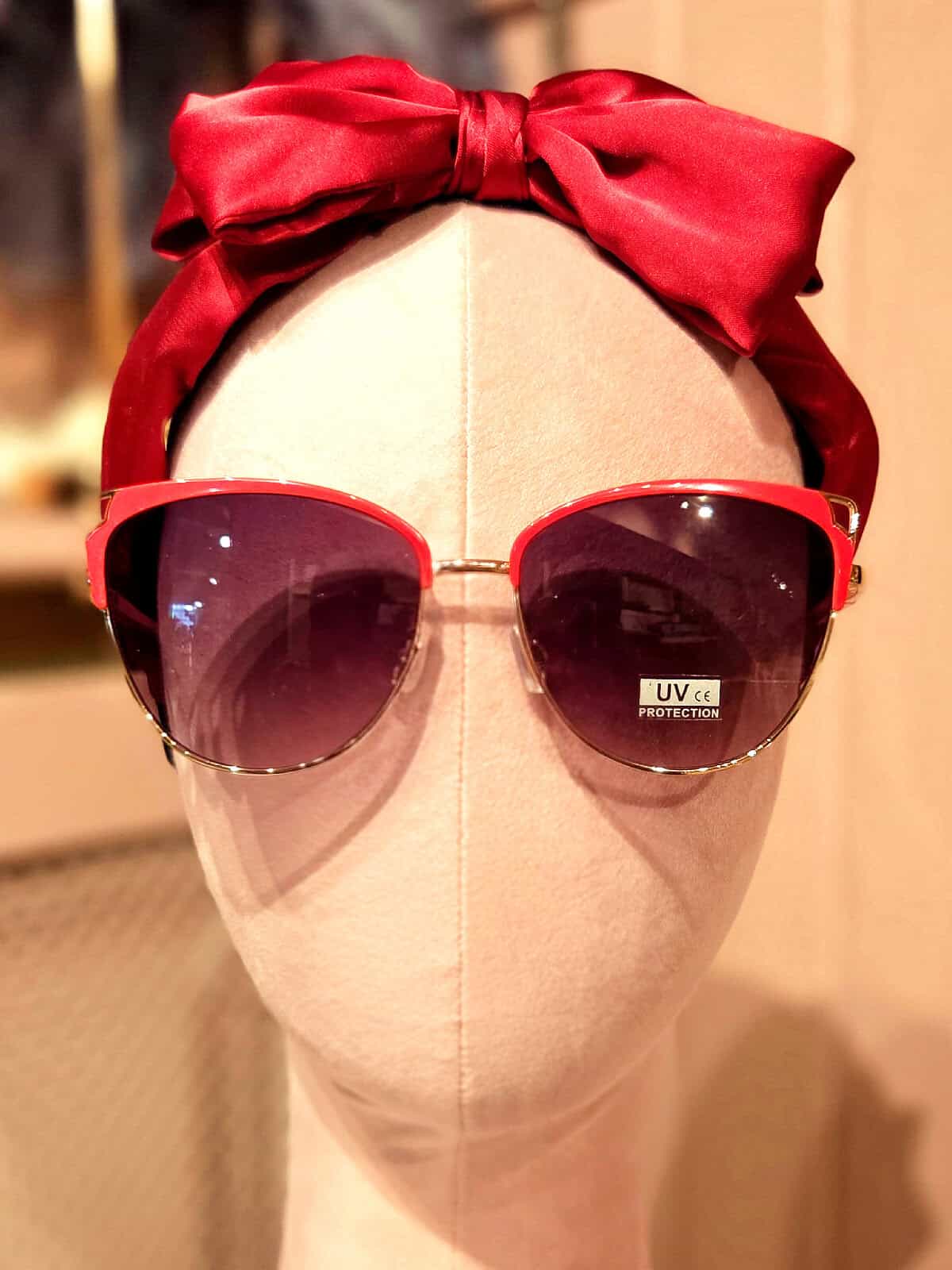 Solbriller med stor ramme og UV-beskyttelse.