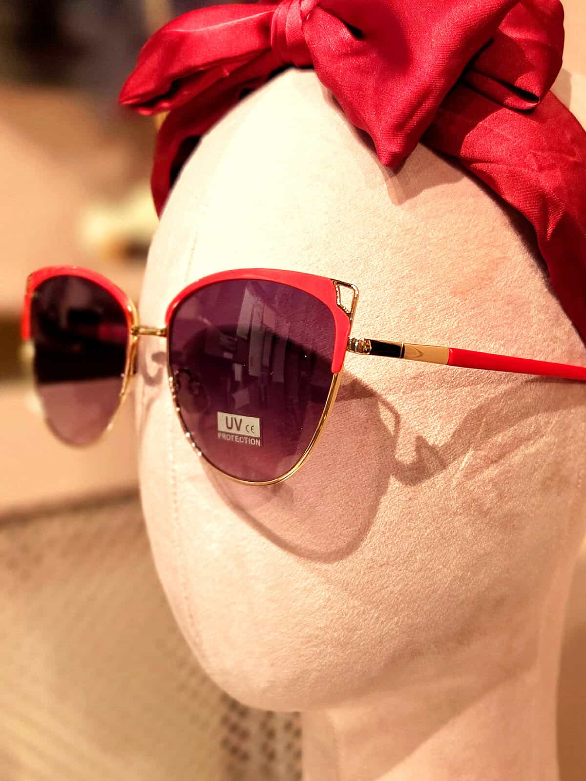 Solbriller med rød ramme og UV-beskyttelse.