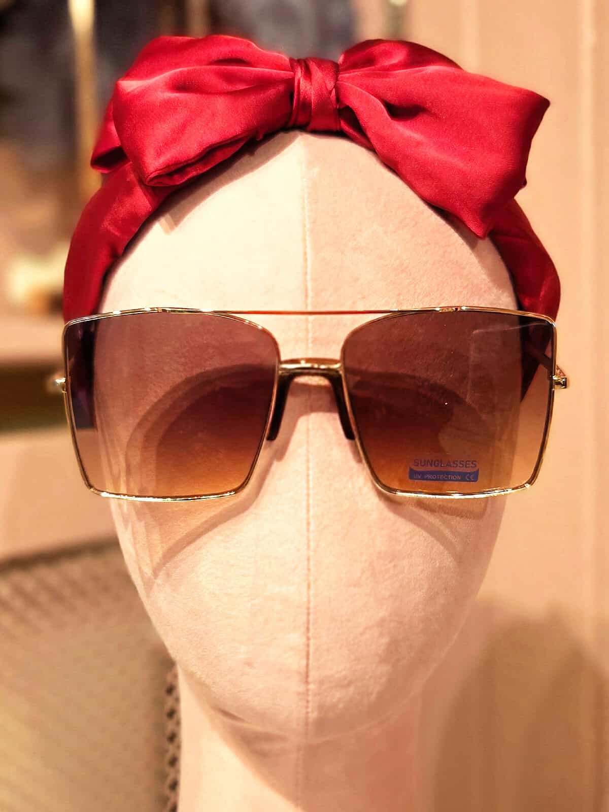 Solbriller med stor ramme og gradient glas til sommerbrug.