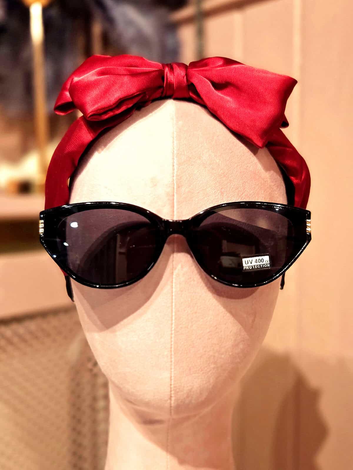 Solbriller med sort stel og UV-beskyttelse, perfekt til sommeren.