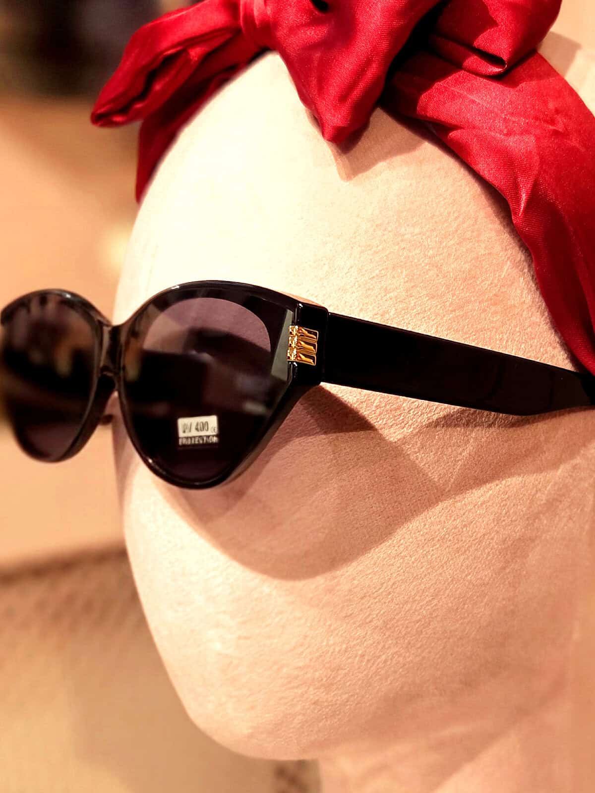 Solbriller med sorte rammer og mørke glas, perfekt til sommer og solrige dage.