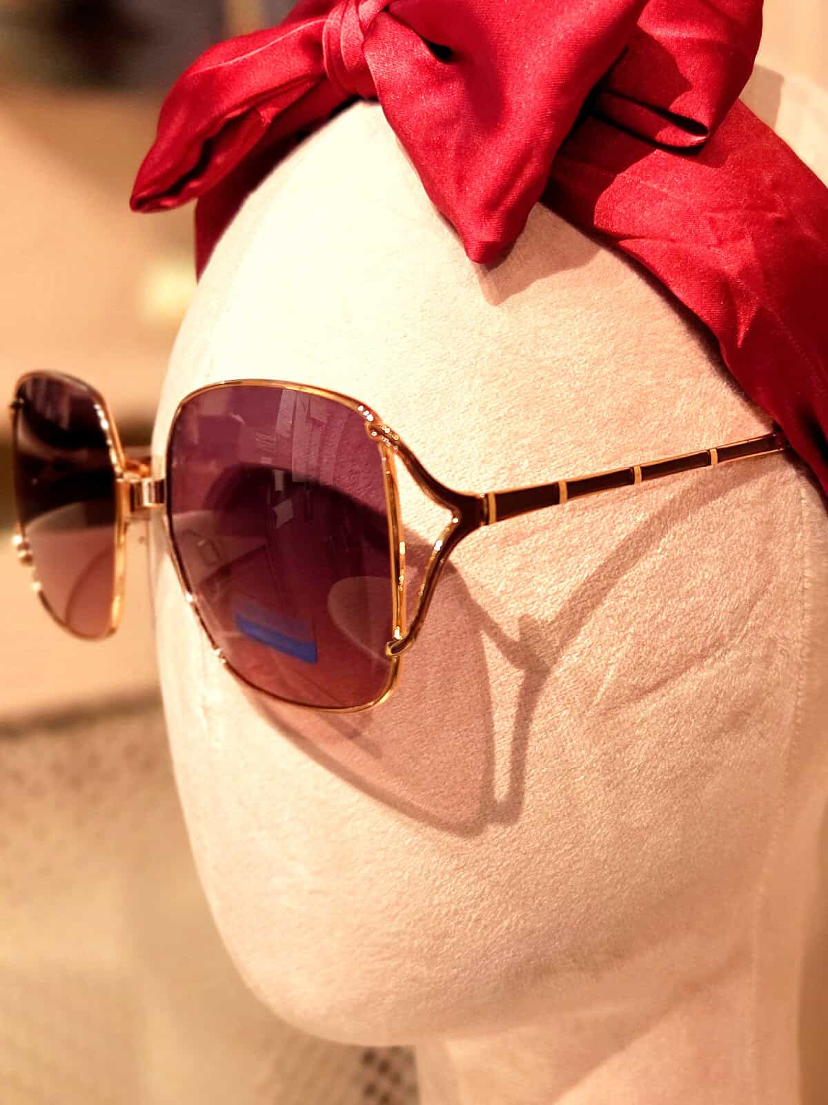 Solbriller med gyldne rammer og mørke linser, perfekt til sommerens solrige dage.